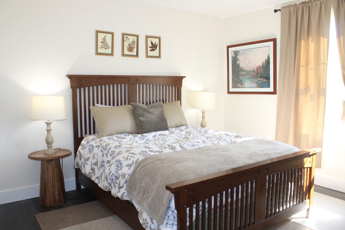 A bright private bedroom at Leeside Manor