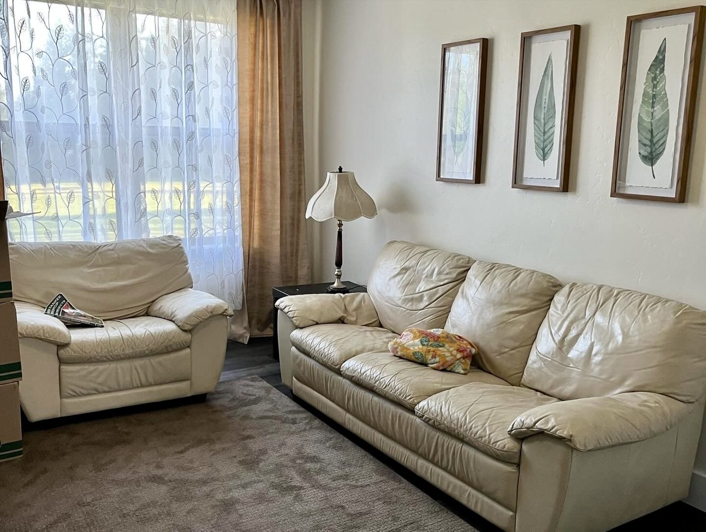 The shared living room at Leeside Manor